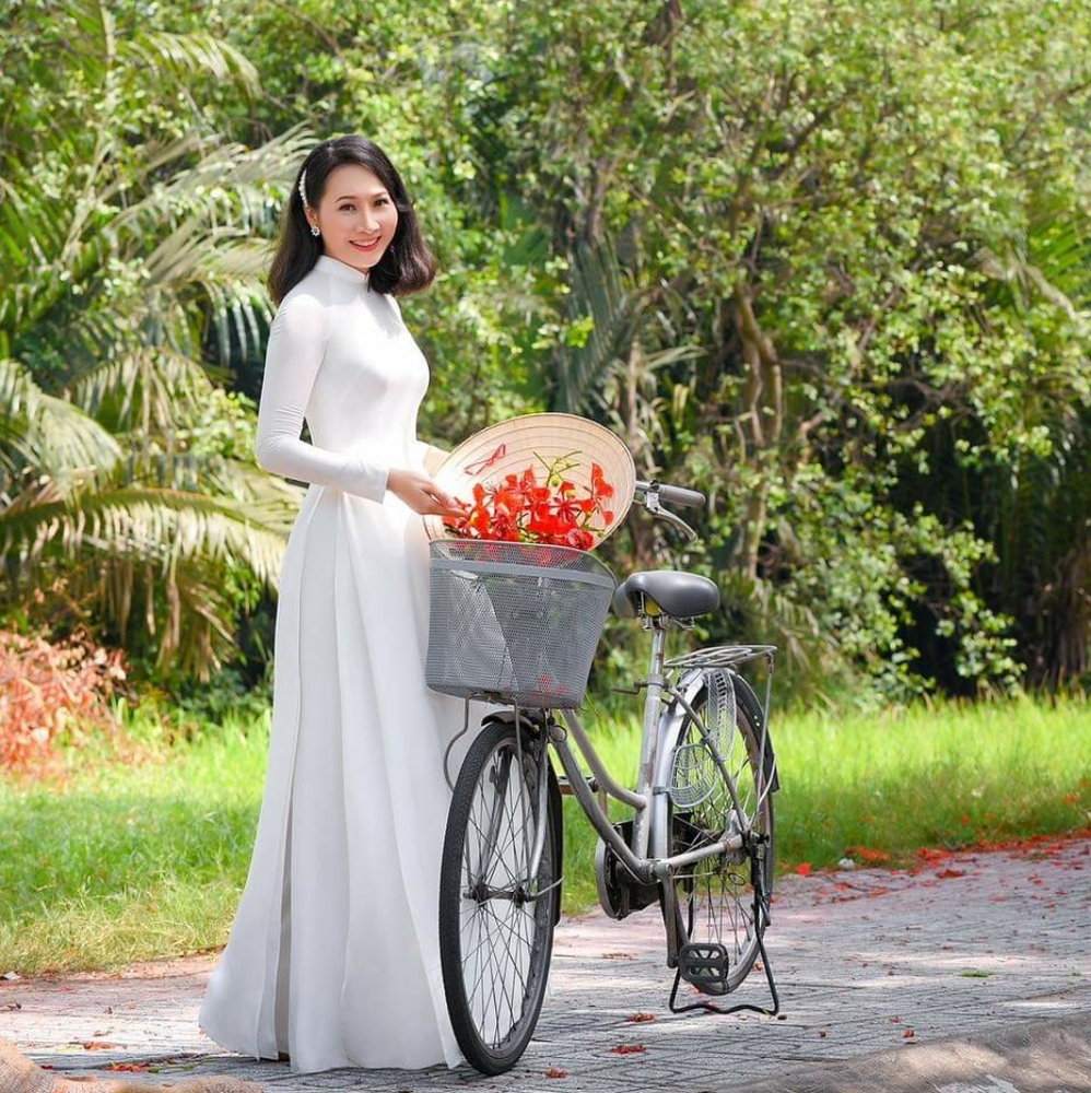 Vietnamese dress white traditional style